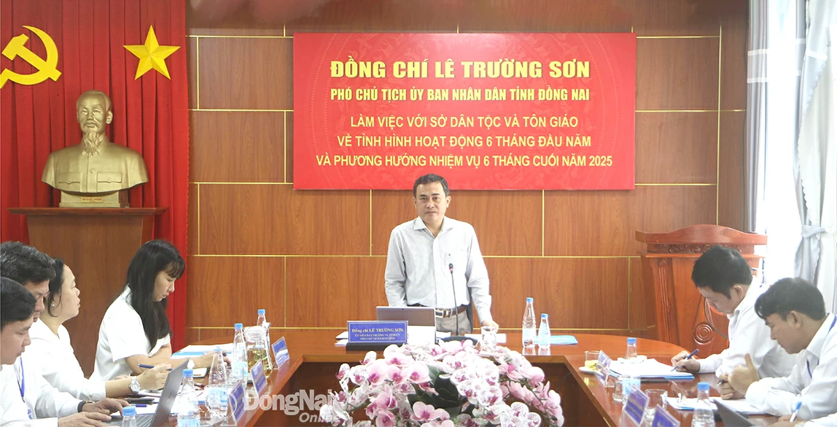 Le Truong Son, miembro del Comité Permanente del Partido Provincial y vicepresidente del Comité Popular Provincial, intervino en la sesión de trabajo con el Departamento de Minorías Étnicas y Religiones el 21 de julio. Foto: Van Truyen.