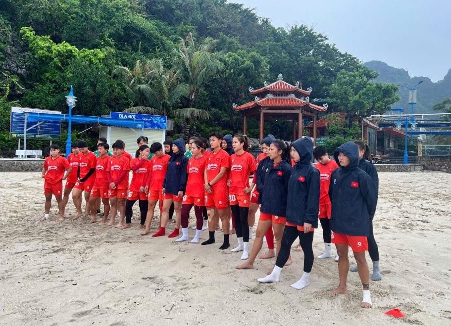 Đội tuyển bóng đá nữ Việt Nam rèn thể lực tại Quảng Ninh - ảnh 2