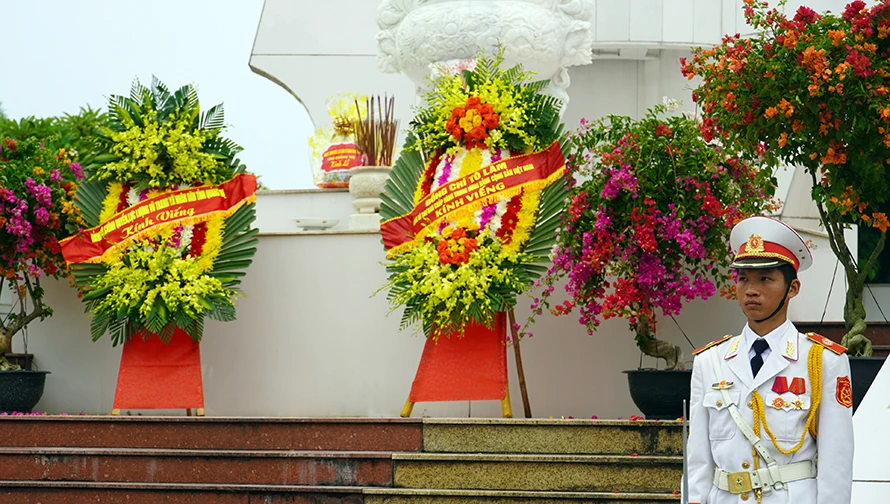 Lãnh đạo tỉnh dâng hương tưởng nhớ các anh hùng liệt sĩ