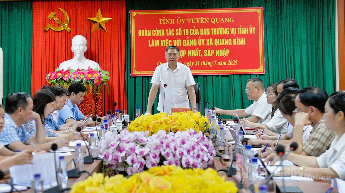 Đồng chí Nguyễn Hồng Trang, Phó Bí thư Thường trực chuyên trách Đảng ủy các cơ quan Đảng tỉnh phát biểu tại buổi làm việc với Đảng ủy xã Quang Bình.