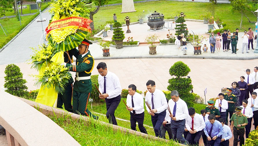 Lãnh đạo tỉnh dâng hương tưởng nhớ các anh hùng liệt sĩ