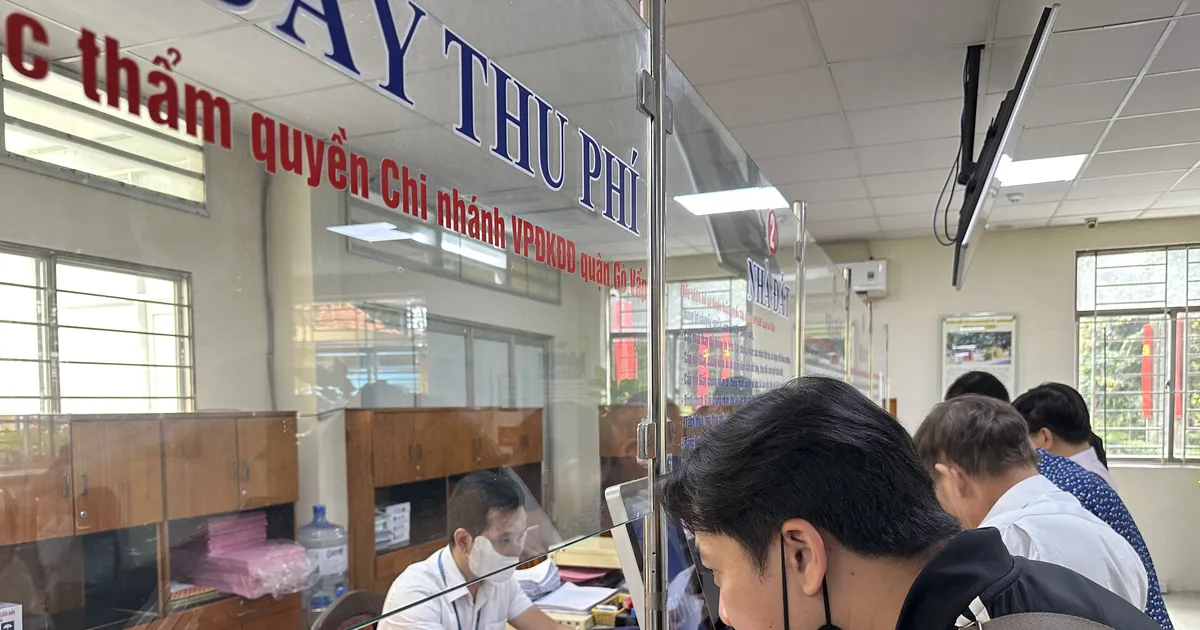 Commune People's Committee receives pink book blanks to issue to people
