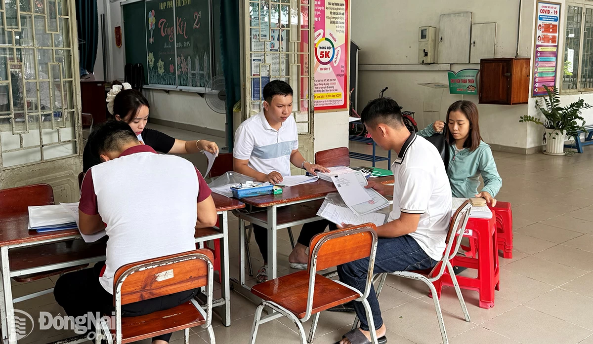 Giáo viên Trường tiểu học Nguyễn An Ninh (đóng tại phường Tam Hiệp) tiếp nhận hồ sơ của phụ huynh chuyển trường đến.

