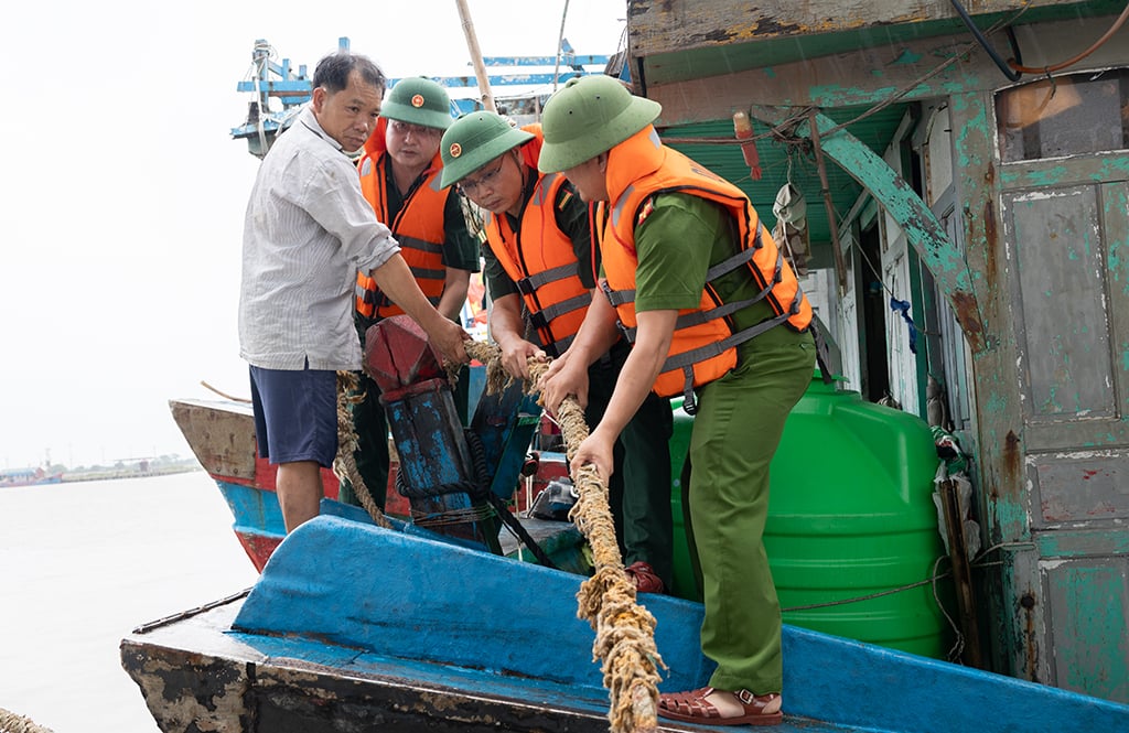 Lực lượng bộ đội Biên phòng Cửa khẩu cảng Hải Thịnh và Công an xã Hải Thịnh tuyên truyền chủ tàu, thuyền về cơn bão số 3