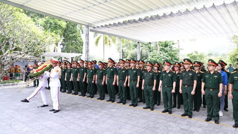 Hơn 50 cán bộ, thầy thuốc của Bệnh viện Trung ương Quân đội 108 cúi đầu kính cẩn tri ân các Anh hùng liệt sĩ.
