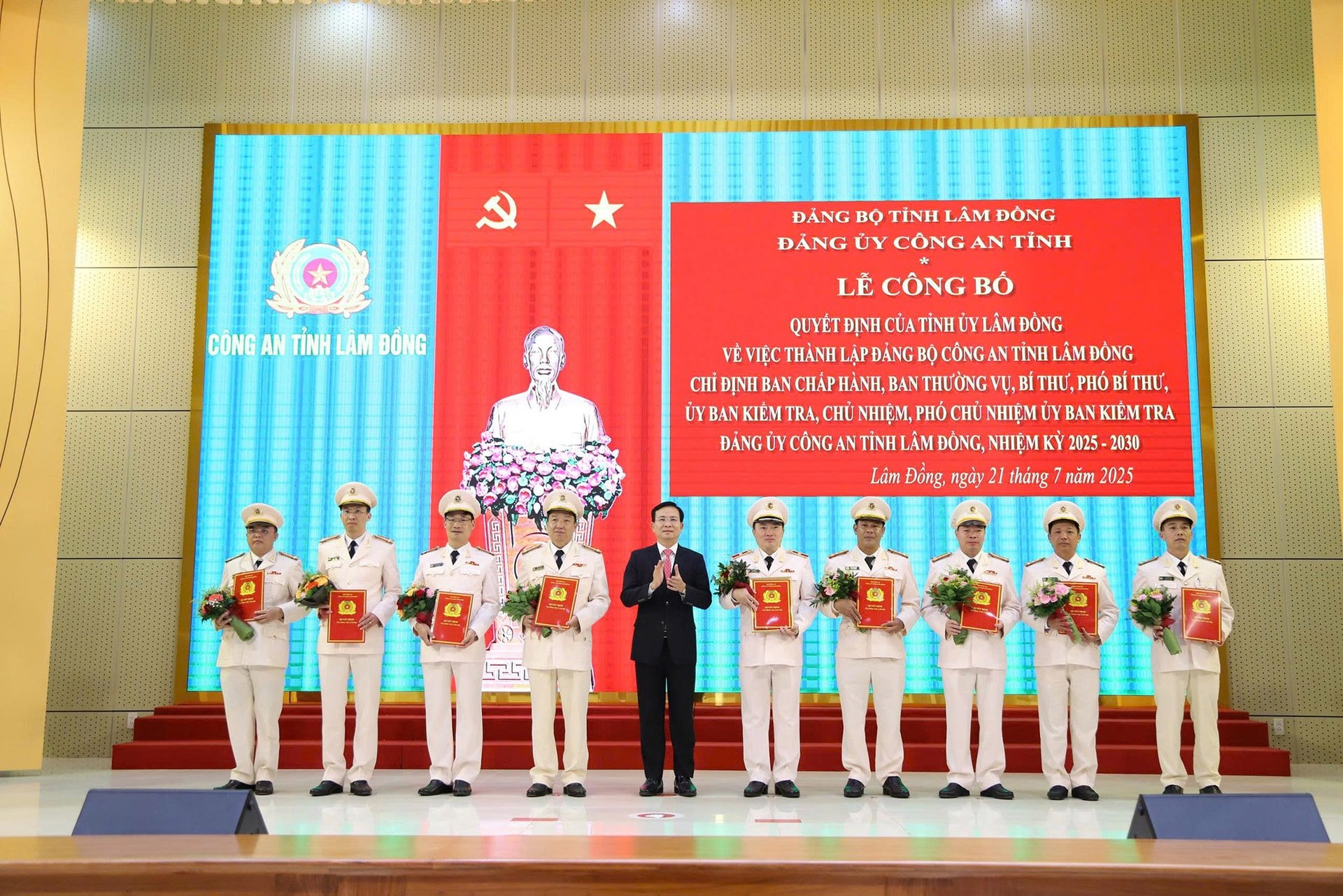 Đồng chí Hồ Văn Mười – Phó Bí thư Tỉnh ủy, Chủ tịch UBND tỉnh trao các quyết định