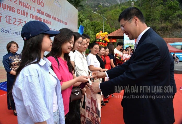 Lãnh đạo thị Bằng Tường, Quảng Tây (Trung Quốc) tặng hoa, quà lưu niệm cho đoàn khách Việt Nam đầu tiên tham gia chương trình du lịch 2 ngày 1 đêm bằng giấy thông hành
