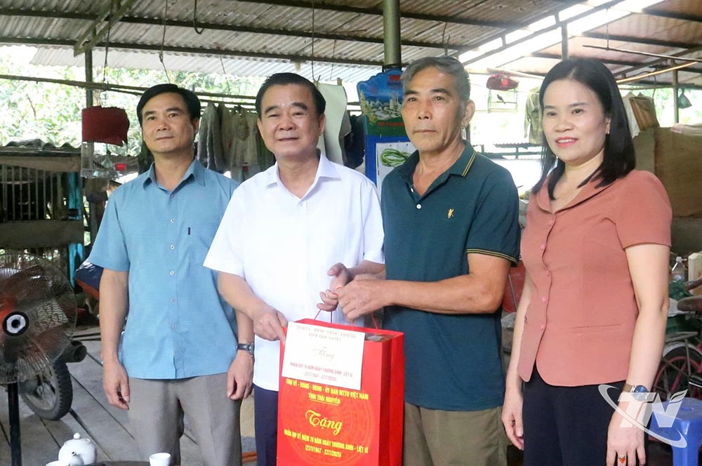Comrade Do Duc Cong gave a gift to Mr. Duong Ngoc Tong.