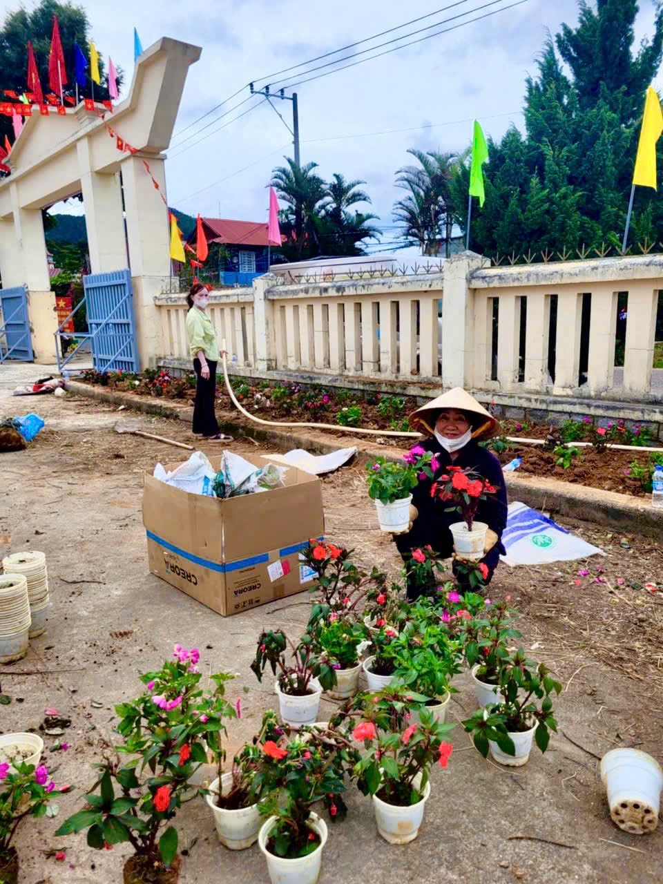 Prepare flower pots and arrange ornamental plants to decorate to welcome the Congress
