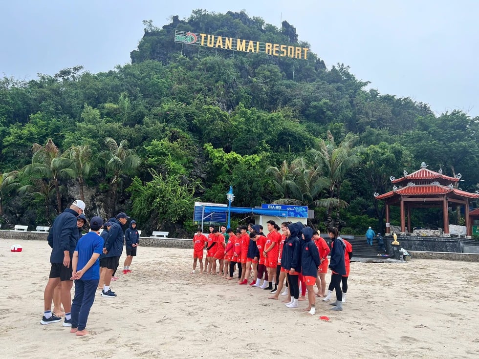 Đội tuyển nữ Việt Nam tập dưới mưa nhẹ do ảnh hưởng bão số 3, Huỳnh Như sang Úc làm gì?- Ảnh 1.