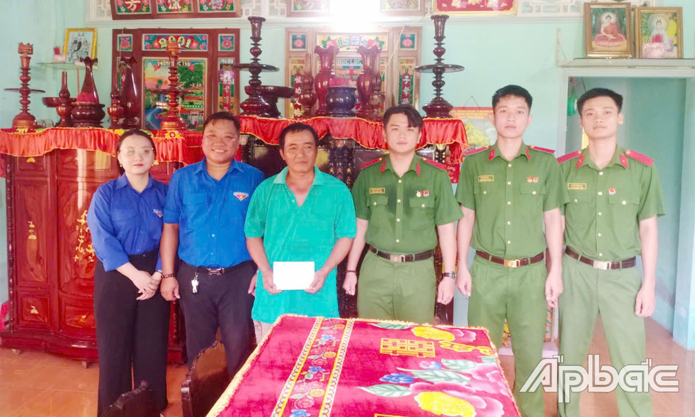 Đoàn viên, thanh niên thăm, tặng quà gia đình chính sách.