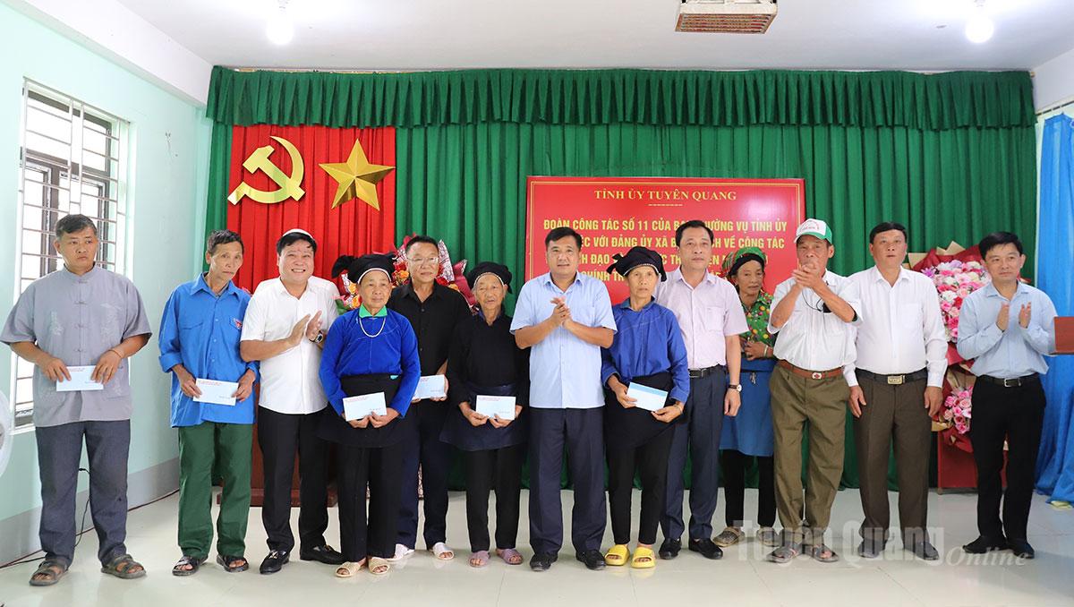 Đồng chí Hầu Minh Lợi, Phó Chủ tịch HĐND tỉnh và các đồng chí trong đoàn công tác tặng quà các gia đình chính sách nhân dịp kỷ niệm ngày Thương binh, Liệt sỹ 27-7.