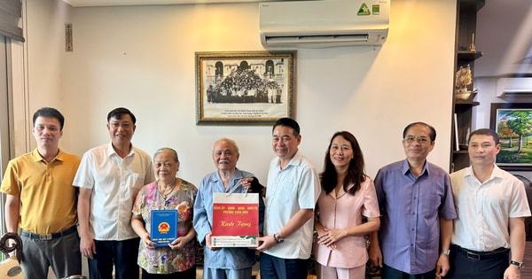 Lãnh đạo phường Xuân Đỉnh thăm, tặng quà người có công