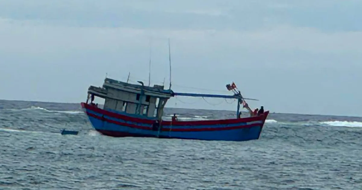 เรือประมงกวางงายเกยตื้นในน่านน้ำเกาะลี้เซิน