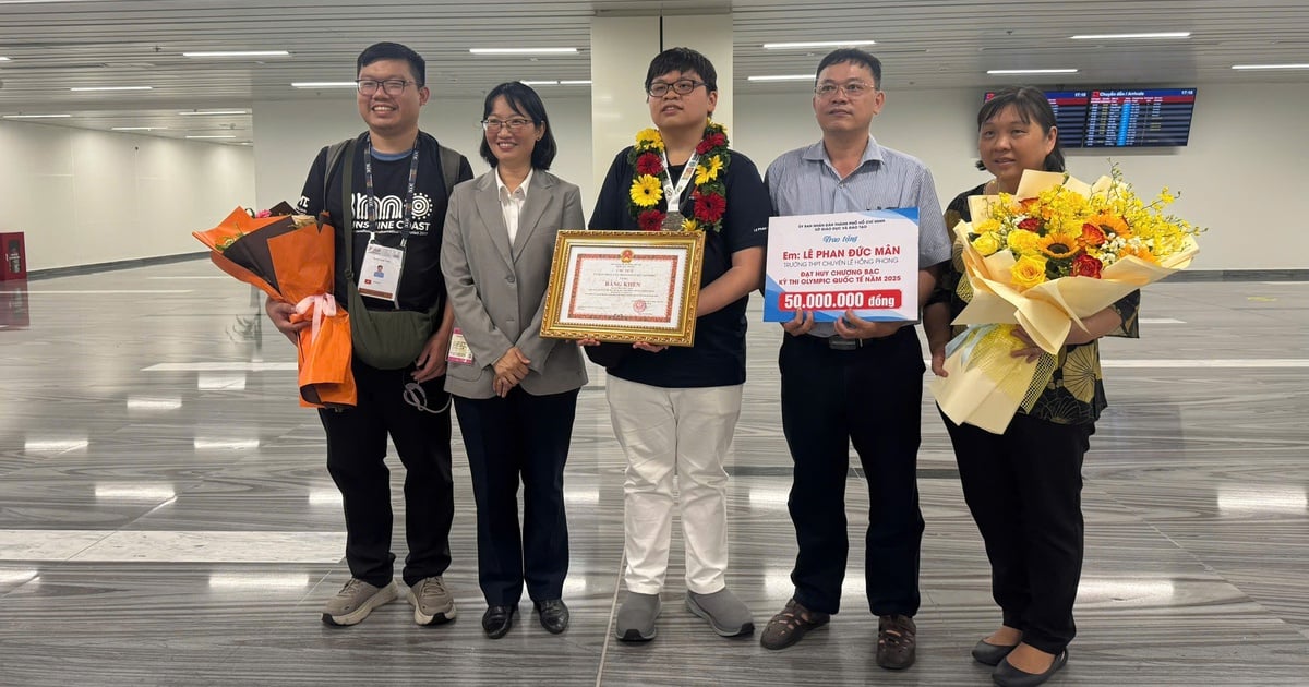 TP.HCM thưởng nóng cho học sinh đạt huy chương bạc Olympic toán quốc tế