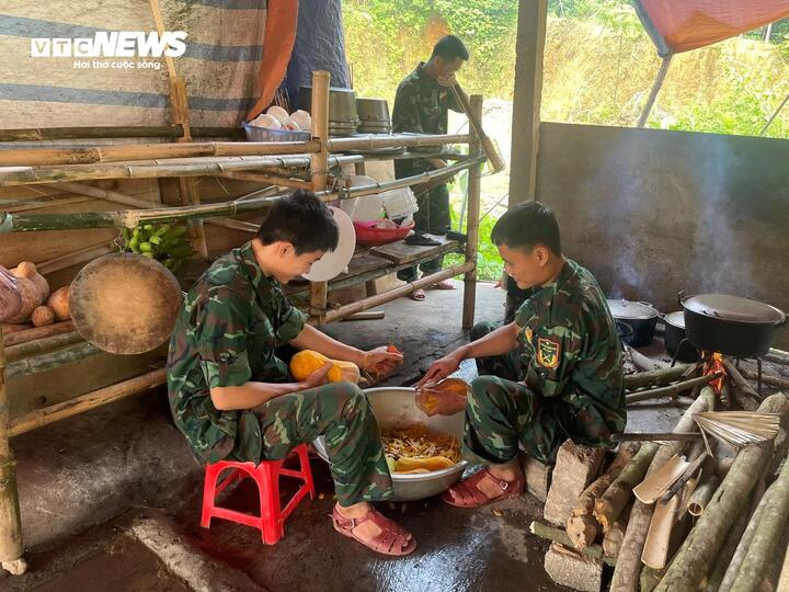 Chiến sĩ Quân khu 2 nấu ăn trong căn bếp nhỏ của gia đình nhà ông Ngồi.