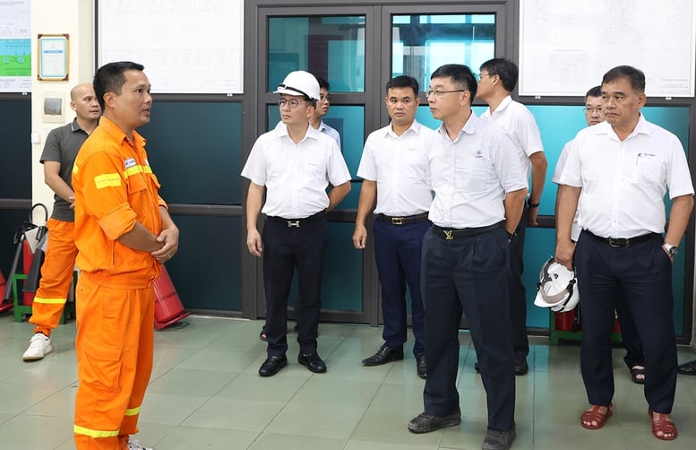 Hai đoàn công tác EVNNPT sẵn sàng ứng trực tại vùng tâm bão số 3- Ảnh 1.