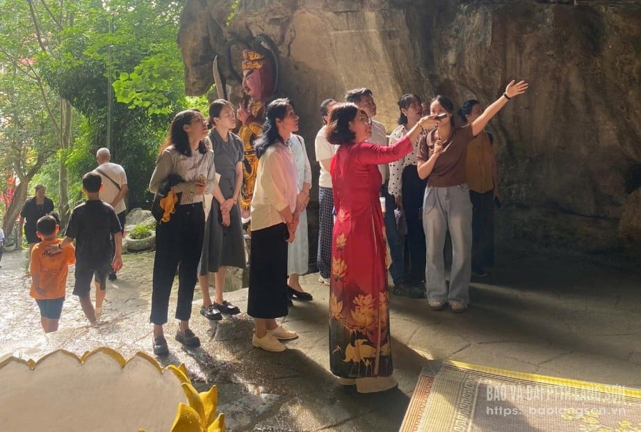 Khách du lịch Trung Quốc tham quan tại chùa Tam Thanh, phường Tam Thanh, tỉnh Lạng Sơn