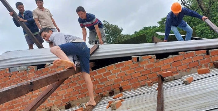 Gió mạnh khủng khiếp, cây đổ la liệt, ôtô bị đè bị hàng loạt  -0
