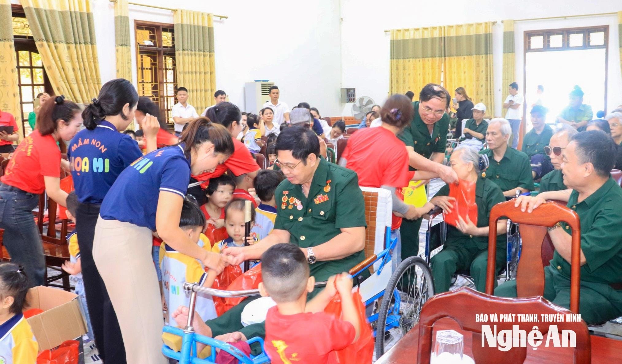 tang-qua-cho-cac-thuong-benh-binh-tai-trung-tam-dieu-duong-thuong-binh-tinh-nghe-an.-anh-minh-quan(1).jpg