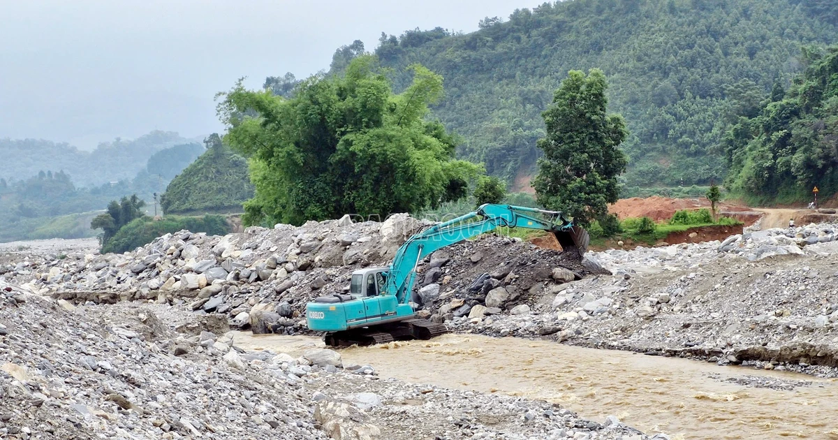 Khẩn trương nạo vét, khơi thông dòng chảy suối Nà Lặc (xã Trịnh Tường)