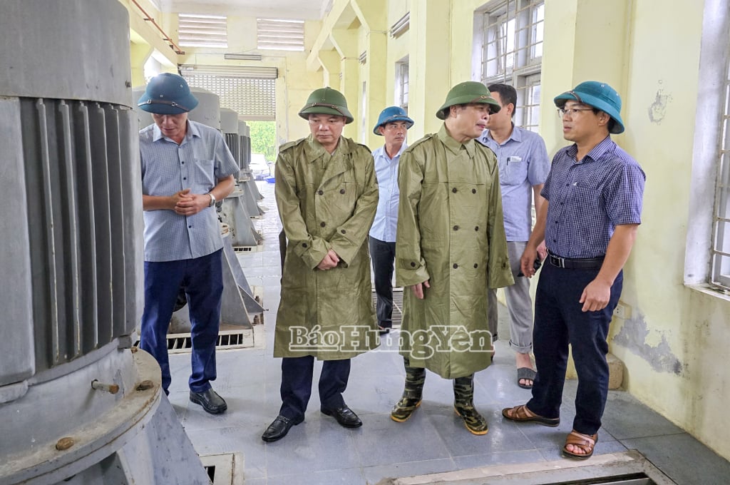 Руководители Народного совета провинции и Народного комитета осмотрели насосную станцию Нгуентьендоай (коммуна Вутьен).