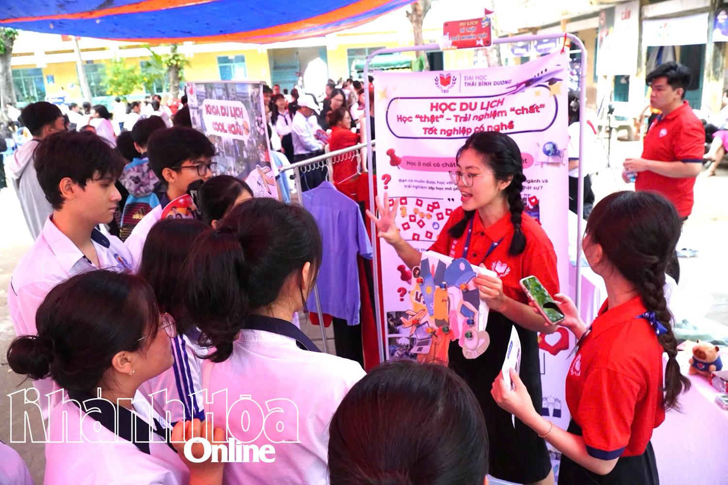 Thí sinh tìm hiểu thông tin tuyển sinh của Trường Đại học Thái Bình Dương.
