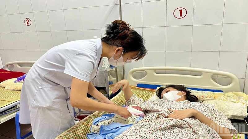 Các bác sĩ Bệnh viện đa khoa Kiến Xương thăm khám sức khỏe cho mẹ con sản phụ.