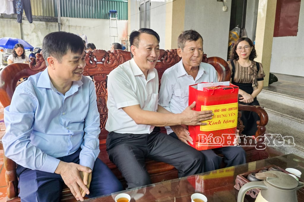 Đồng chí Trưởng ban Tổ chức Tỉnh ủy và đồng chí Phó Chủ tịch UBND tỉnh tặng quà thương bệnh binh Phạm Ngọc Thụ (xã Quang Lịch).