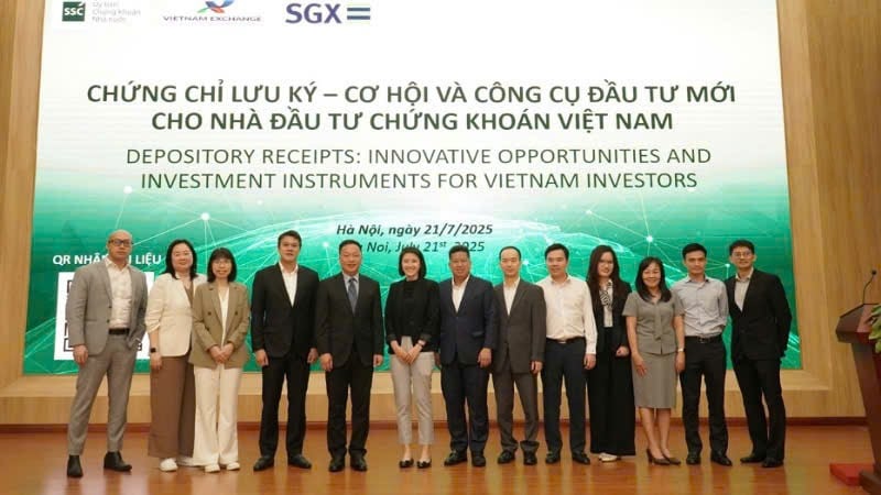 Các đại biểu chụp ảnh lưu niệm tại hội thảo.