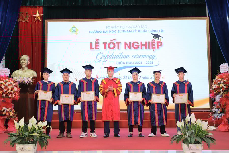 hy3-ts-nguyen-minh-quy-pho-hieu-truong-nha-truong-trao-thuong-cho-cac-tap-the-lop-sinh-vien-xuat-sac-1.jpg