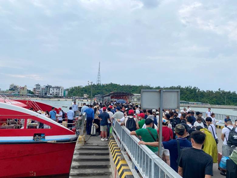 8.000 du khách đã vào bờ tránh bão an toàn