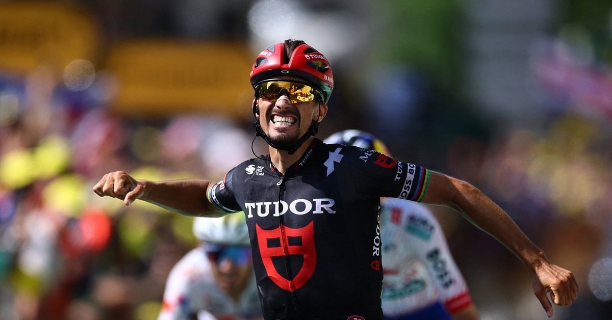 Rider celebrates falsely after thinking he won the Tour de France stage