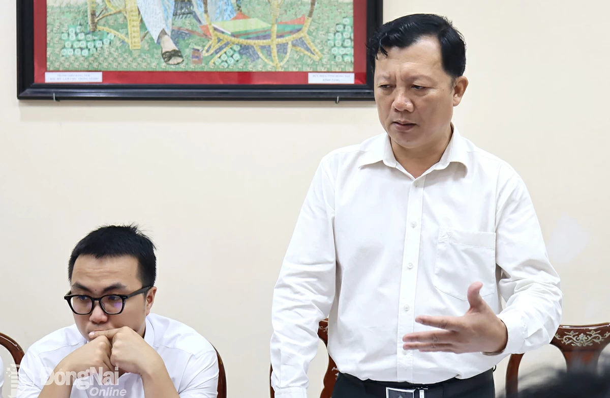 Phó giám đốc Trung tâm Phát triển quỹ đất tỉnh Chu Tiến Dũng báo cáo việc di dời đối với các doanh nghiệp. Ảnh: Hoàng Lộc
