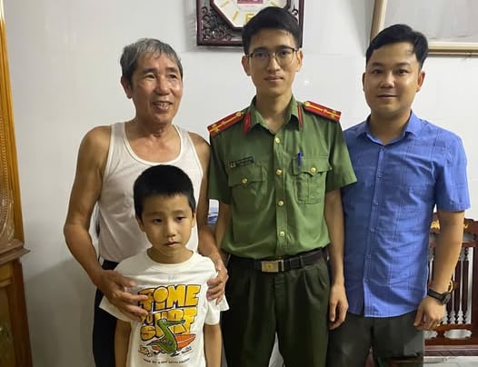   Cả nhà vỡ oà niềm vui khi cháu bé đi lạc trong đêm được Công an tìm thấy đưa về -0
