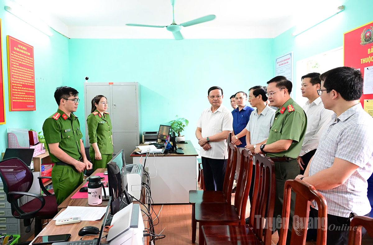 Đoàn công tác số 13 kiểm tra tại bộ phận tiếp nhận và giải quyết thủ tục hành chính tại bộ phận Công an phường An Tường.