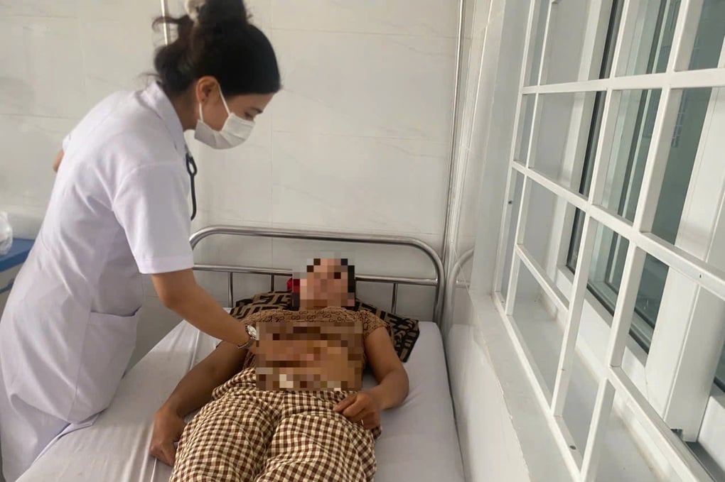 Sau ăn bánh mì, 38 người nhập viện cấp cứu - 1