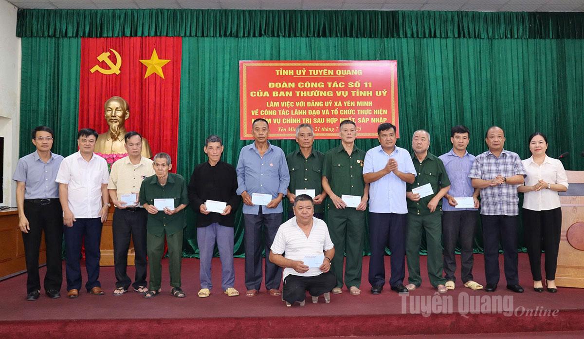 Đoàn công tác tặng quà cho các gia đình chính sách xã Yên Minh.