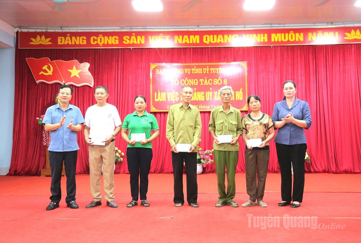 Đồng chí Trần Quang Minh và thành viên đoàn công tác trao quà của tỉnh cho các gia đình chính sách, người có công trên địa bàn xã Linh Hồ.