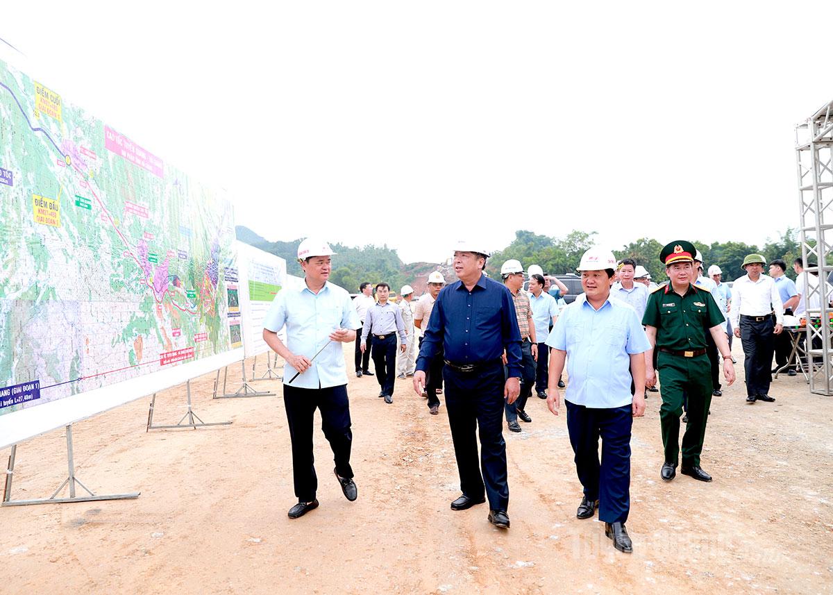 Bộ trưởng Trần Hồng Minh cùng Bí thư Tỉnh ủy Hầu A Lềnh kiểm tra tiến độ dự án tại điểm nút giao QL.37.