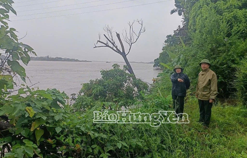 Lãnh đạo xã Vũ Thư kiểm tra tại khu vực kè Hướng Điền, trọng điểm xung yếu sáng ngày 21/7.