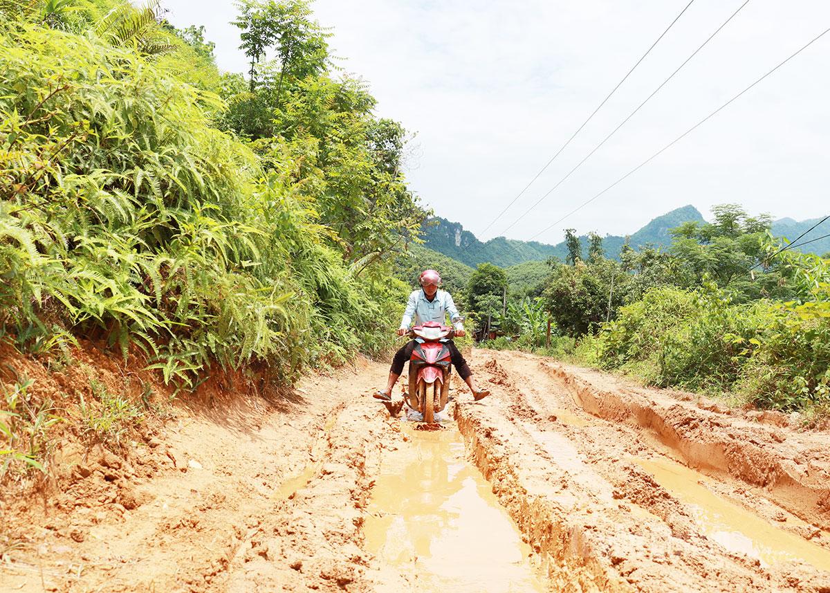 Để đến được trung tâm xã, người dân thôn Nặm Vạc buộc phải đi qua nhiều đoạn bị bùn lầy.