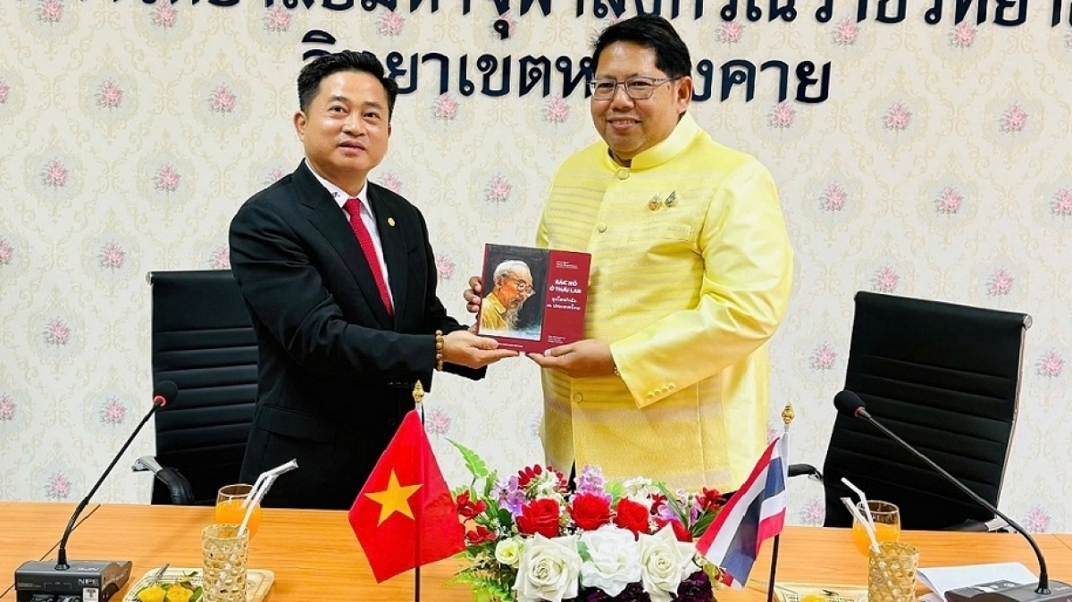 Consul General Dinh Hoang Linh promotes investment, trade and tourism cooperation between Nong Khai province, Thailand and Vietnamese localities