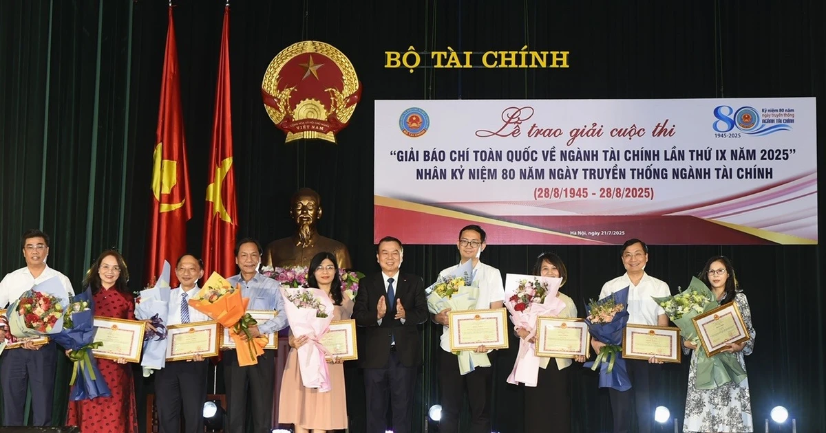 VietnamPlus E-newspaper honored to receive three journalism awards in the Finance sector
