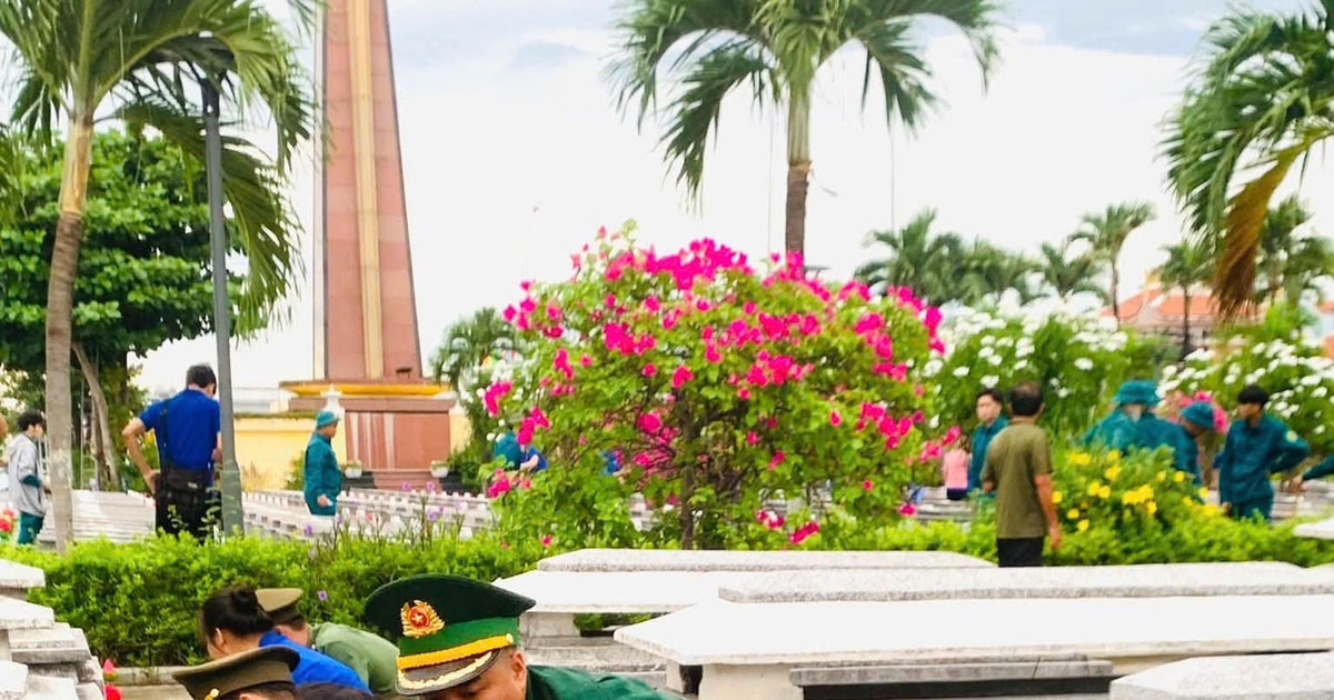 យុវជនឆ្មាំព្រំដែន Da Nang តុបតែងទីបញ្ចុះសពទុក្ករបុគ្គល