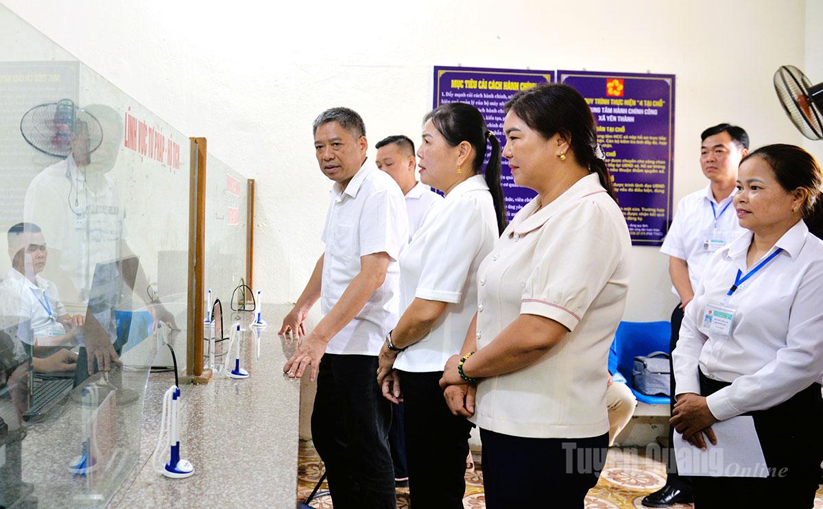 Đồng chí Nguyễn Hồng Trang, Phó Bí thư Thường trực chuyên trách Đảng ủy các cơ quan Đảng tỉnh kiểm tra Trung tâm phuch vụ hành chính công xã Yên Thành.