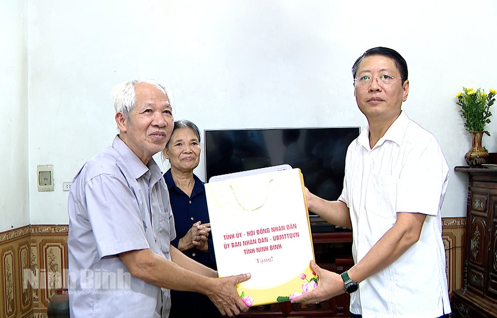 Đồng chí Phó Chủ tịch Thường trực UBND tỉnh Trần Song Tùng thăm, tặng quà gia đình ông Đỗ Văn Thứ, bệnh binh mất sức lao động 70% ở thôn Non (xã Tân Thanh). Ảnh: Phan Hiếu