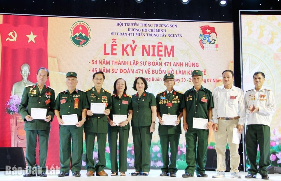 Trao quà tặng hội viên có hoàn cảnh khó khăn.