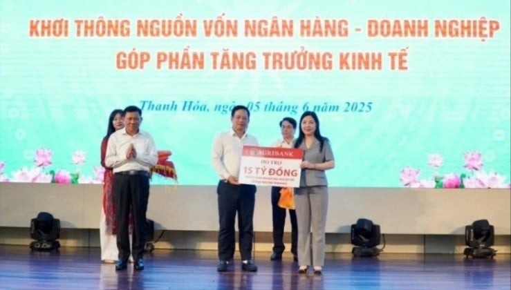 a5-dc-hoang-minh-ngoc-pho-tong-giam-doc-agribank-trao-tang-tinh-thanh-hoa-15-ty-d.jpg