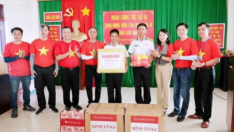 a6-dc-phung-thi-binh-trao-qua-tang-cho-chien-si-tren-dao-len-dao.jpg